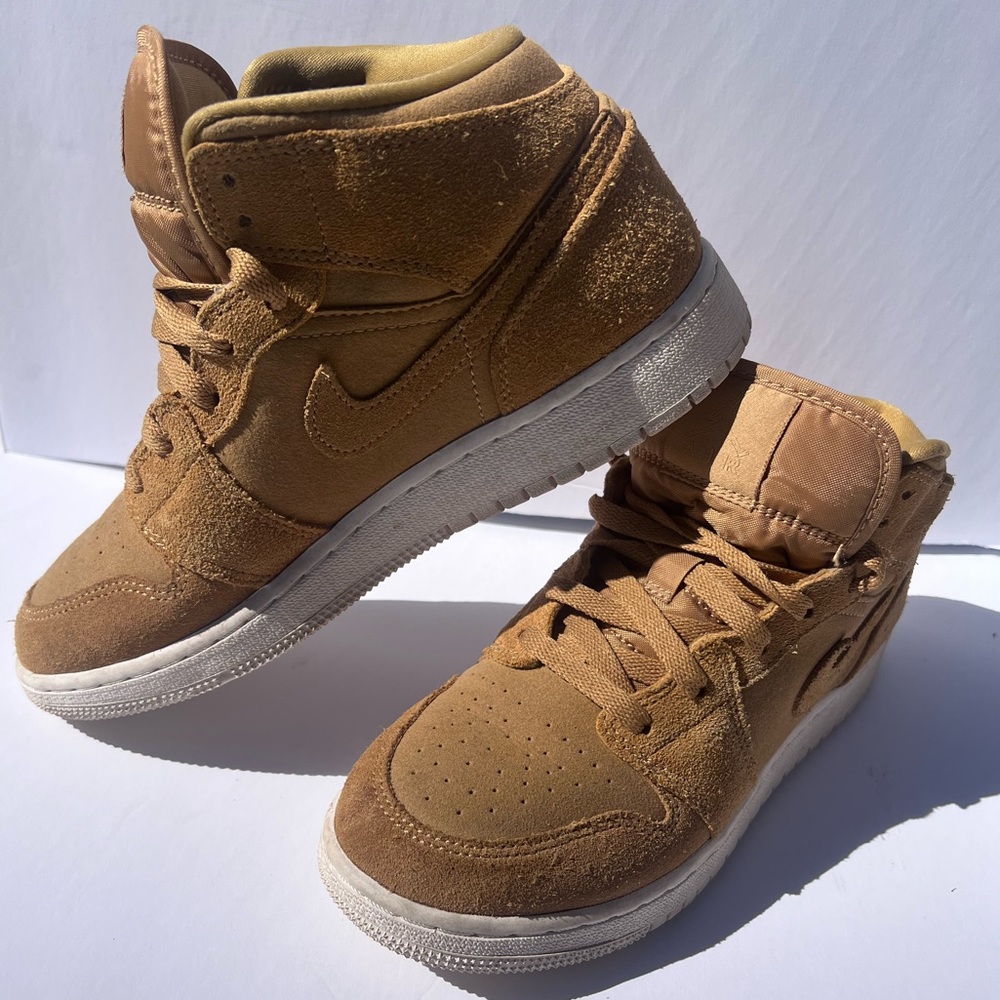 Nike Air Jordan 1 Mid Golden Harvest Basketball Suede Shoe Size 6Y